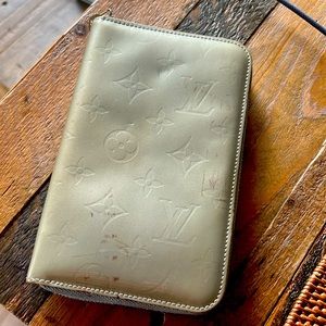 Authentic Louis Vuitton Zippy Wallet Silver Vernis Patent Leather